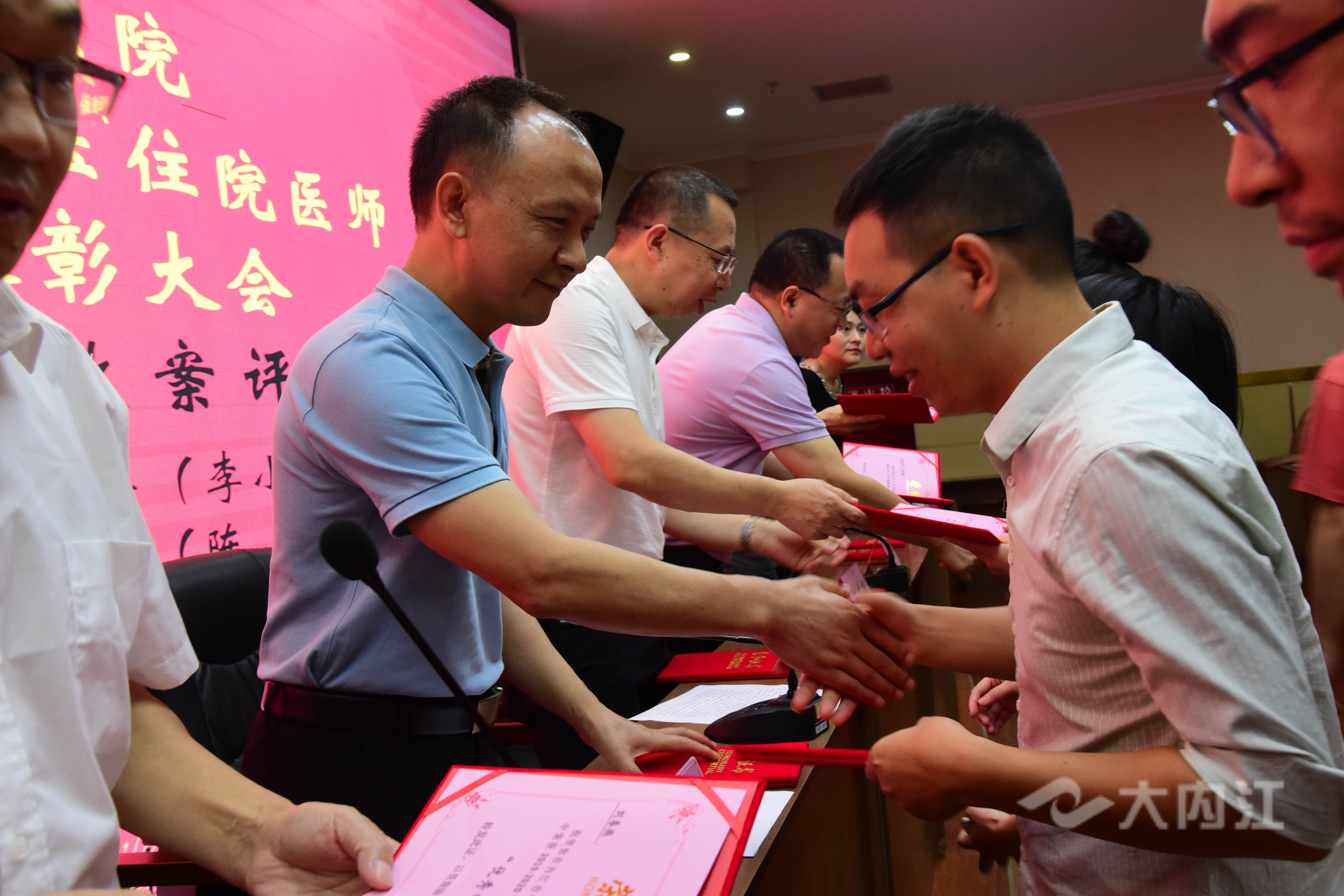 阮履强为优秀规培医生颁奖.jpg