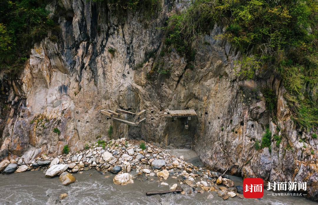 288267_1623988310737505.jpg 4.jpg