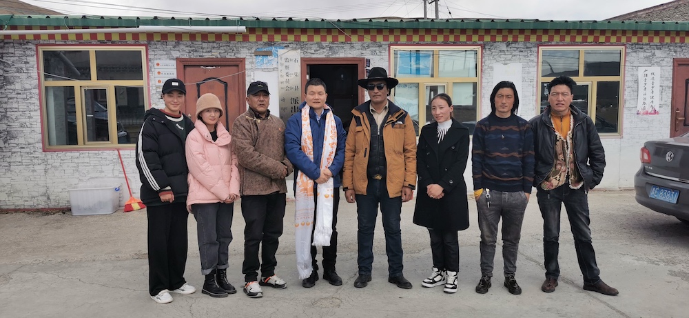 2021年3月18日，王潇与德荣玛乡扎马村新一届两委班子成员合影。.jpg