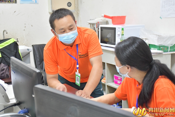 周洋(左)正在和同事交流工作.jpg 周洋(左)正在和同事交流工作.jpg