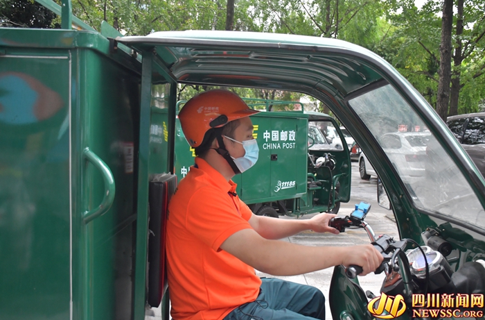 骑邮车投递邮件的周洋.jpg 骑邮车投递邮件的周洋.jpg