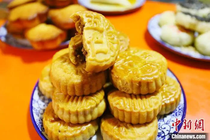 资料图:一口手工月饼满嘴醇香,透着质朴,回味悠长。 高展 摄 图片