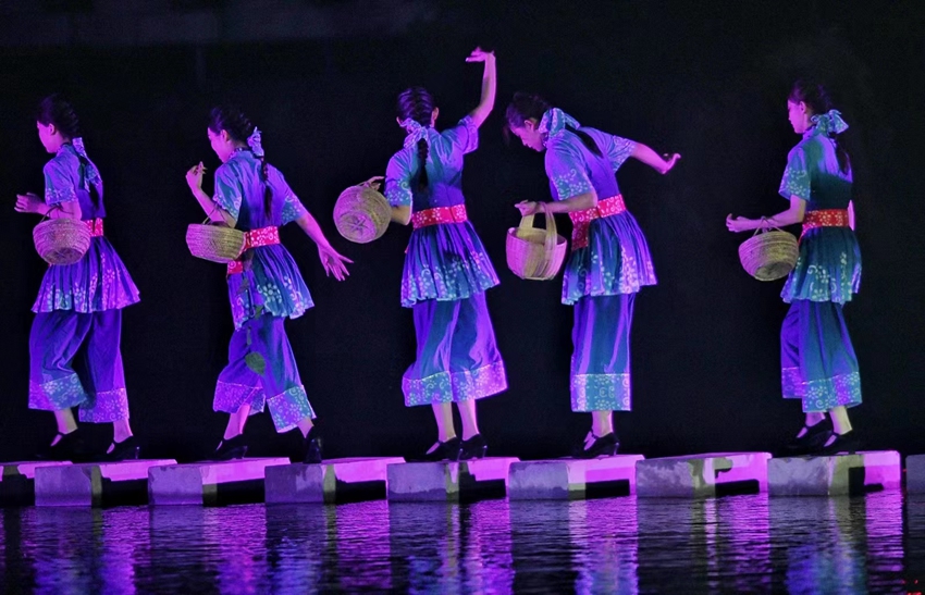 大型山水实景演出《遇见威远》震撼上演图片由威远县委宣传部提供.jpg 大型山水实景演出《遇见威远》震撼上演图片由威远县委宣传部提供.jpg