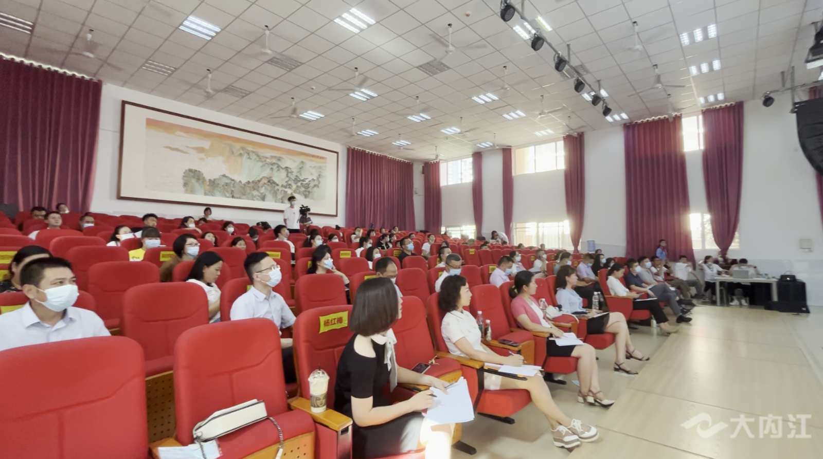 320608_1656494368212141.png 演讲02.png