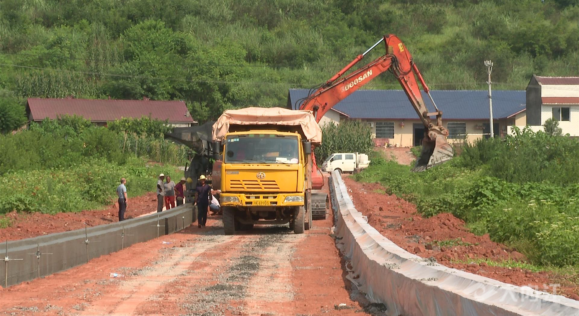 新改建农村公路 (4).jpg